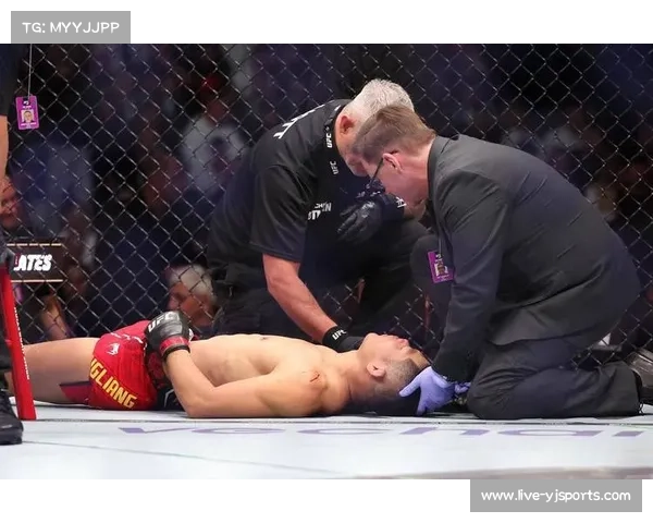 UFC赛场巴内特短裤滑落尴尬瞬间，观众调侃地心引力